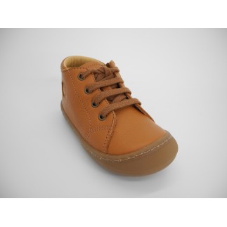 Une chaussure décilée en 2 couleurs pour accompagner tous les style lors de l'apprentissage de la marche.