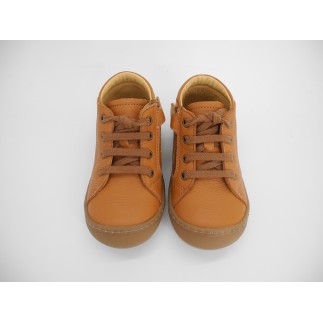 Une chaussure décilée en 2 couleurs pour accompagner tous les style lors de l'apprentissage de la marche.