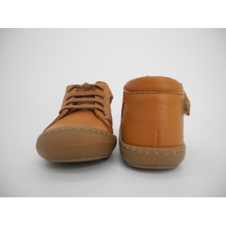 Une chaussure décilée en 2 couleurs pour accompagner tous les style lors de l'apprentissage de la marche.