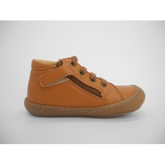 Une chaussure décilée en 2 couleurs pour accompagner tous les style lors de l'apprentissage de la marche.