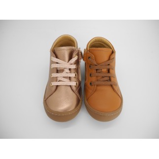 Une chaussure décilée en 2 couleurs pour accompagner tous les style lors de l'apprentissage de la marche.