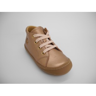 Une chaussure décilée en 2 couleurs pour accompagner tous les style lors de l'apprentissage de la marche.