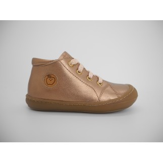 Une chaussure décilée en 2 couleurs pour accompagner tous les style lors de l'apprentissage de la marche.