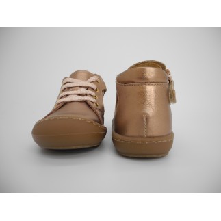 Une chaussure décilée en 2 couleurs pour accompagner tous les style lors de l'apprentissage de la marche.