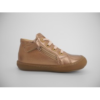 Une chaussure décilée en 2 couleurs pour accompagner tous les style lors de l'apprentissage de la marche.